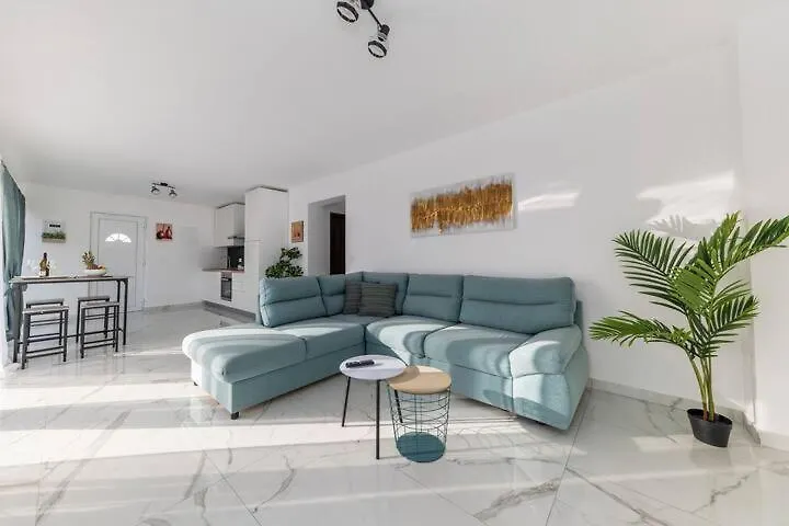 Apartmán Luxury Penthouse With Jacuzzi And Seaview Petrcane