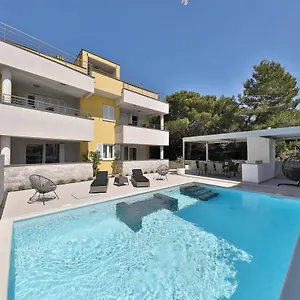 Luxury Nada With Pool Petrcane